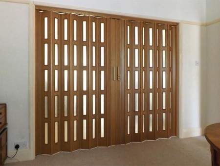 CAMLI AKORDİON KAPI